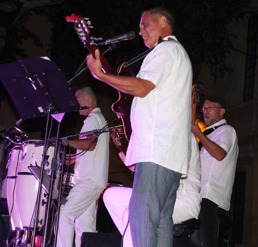 Bienvenido Del Pino, leader de Caramelo Latino, à la guitare et au chant