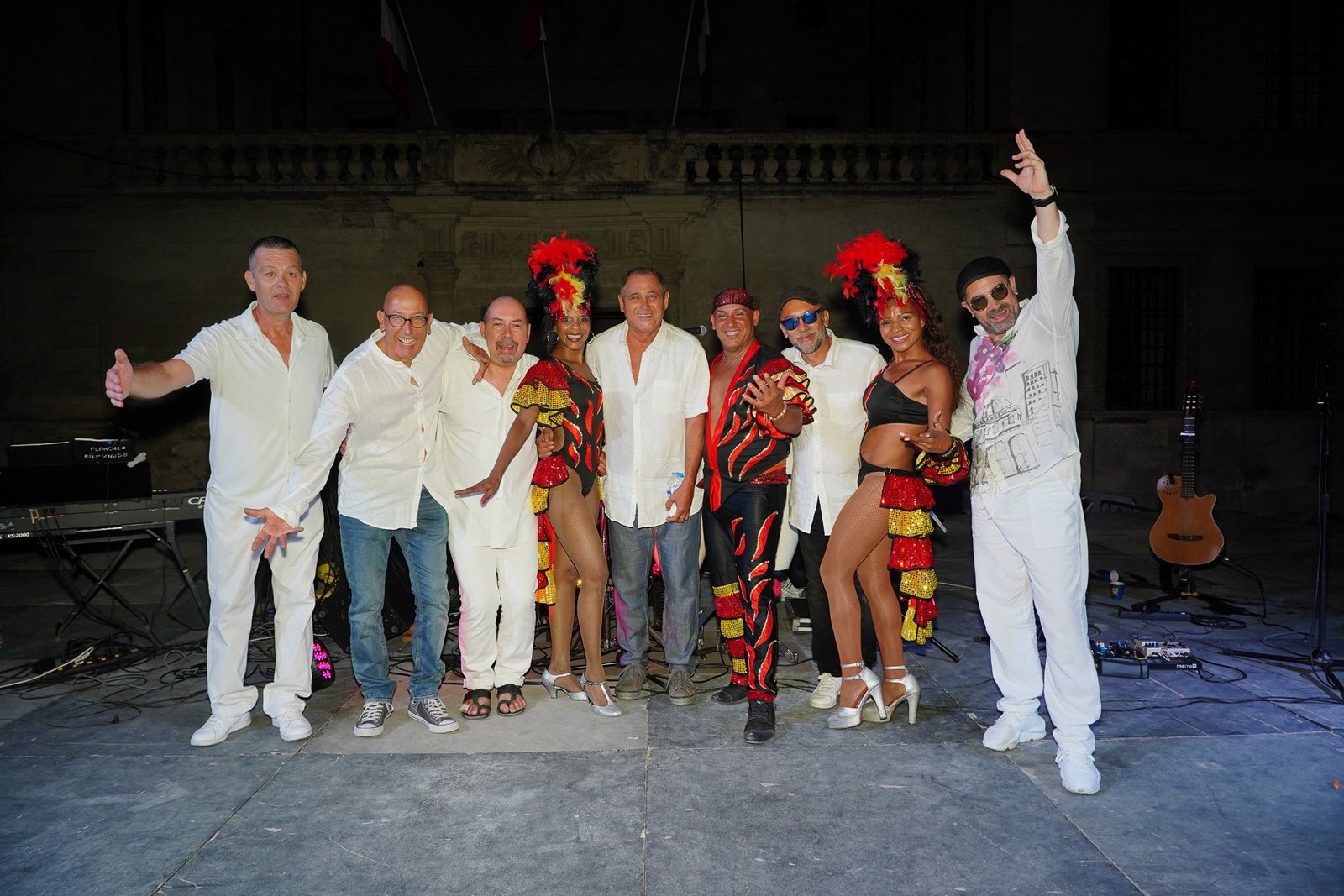 Les musiciens et danseurs de Caramelo Latino réunis sur scène à la fin du spectacle